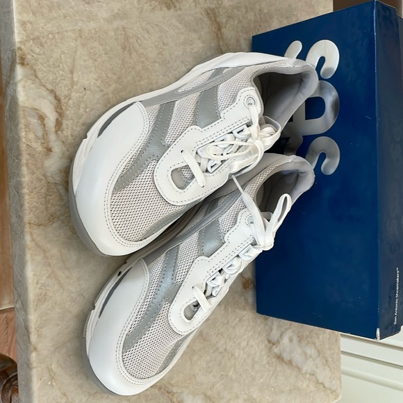 SAS white sneakers BNIB - Picture 3 of 4